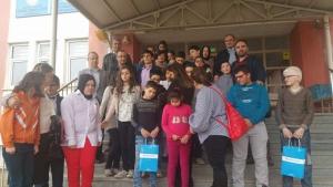 Erzurum Görme Engelliler Ortaokulu kapılarını Lokman Hekim'e açtı.
Görme engelli öğrencilere çocukluk dönemi için Görme Rehabilitasyonu uygulaması ve taraması yapıldı. Eğitim ve rehabilitasyon için örnek yaşam alanları yapılması, az gören hasta aileleri arasında ve gönüllerle sosyal dayanışmanın geliştirilmesi için yapılacak projelere Lokman Hekim Hastaneleri destek sözü verdi.
Lokman Hekim Sağlık Grubu yöneticileri Dr. İbrahim Uğur'un elinden hediyelerini alan öğrenciler Lokman Hekim Hastaneleri'ne teşekkürlerini iletti.