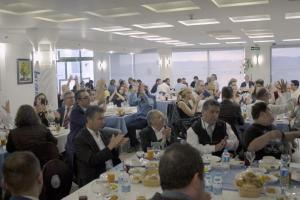 Engelliler “Lokman Hekim”de buluştu
Ankara’da yaşayan engelliler, Lokman Hekim Akay Hastanesinde bir araya geldi.
Lokman Hekim Sağlık Grubu yöneticileri Dr. İbrahim Uğur, Dr. Ali Yakut, Dr. Murat Kadir Erdem ve Ali Emre Dinkçioğlu’nun ev sahipliğinde gerçekleşen etkinliğe, çeşitli engel gruplarından yüzü aşkın engelli katıldı.
Lokman Hekim Hastaneleri İş Geliştirme ve Proje Direktöre Dr. Ali Yakut, burada yaptığı konuşmada, Türkiye’de nüfusun yüzde 12’sinin engellilerden oluştuğuna dikkati çekerek, “Bu kişiler sağlık hizmetlerinden yararlanmak istediklerinde başta iletişim ve ulaşım olmak üzere pek çok sorunla karşı karşıya kalıyor” dedi.