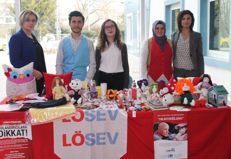 LÖSEV ÖZEL ÜMİT'TE STANT AÇTI LÖSEV ÖZEL ÜMİT'TE STANT AÇTI